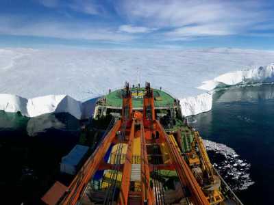 Ovviamente l'imbarcazione era preparata per resistere a condizioni cos� avverse. �Abbiamo navigato su un colosso lungo 140 metri - prosegue Sauria -, progettato per flettersi in occasione di forti sollecitazioni senza spezzarsi�
